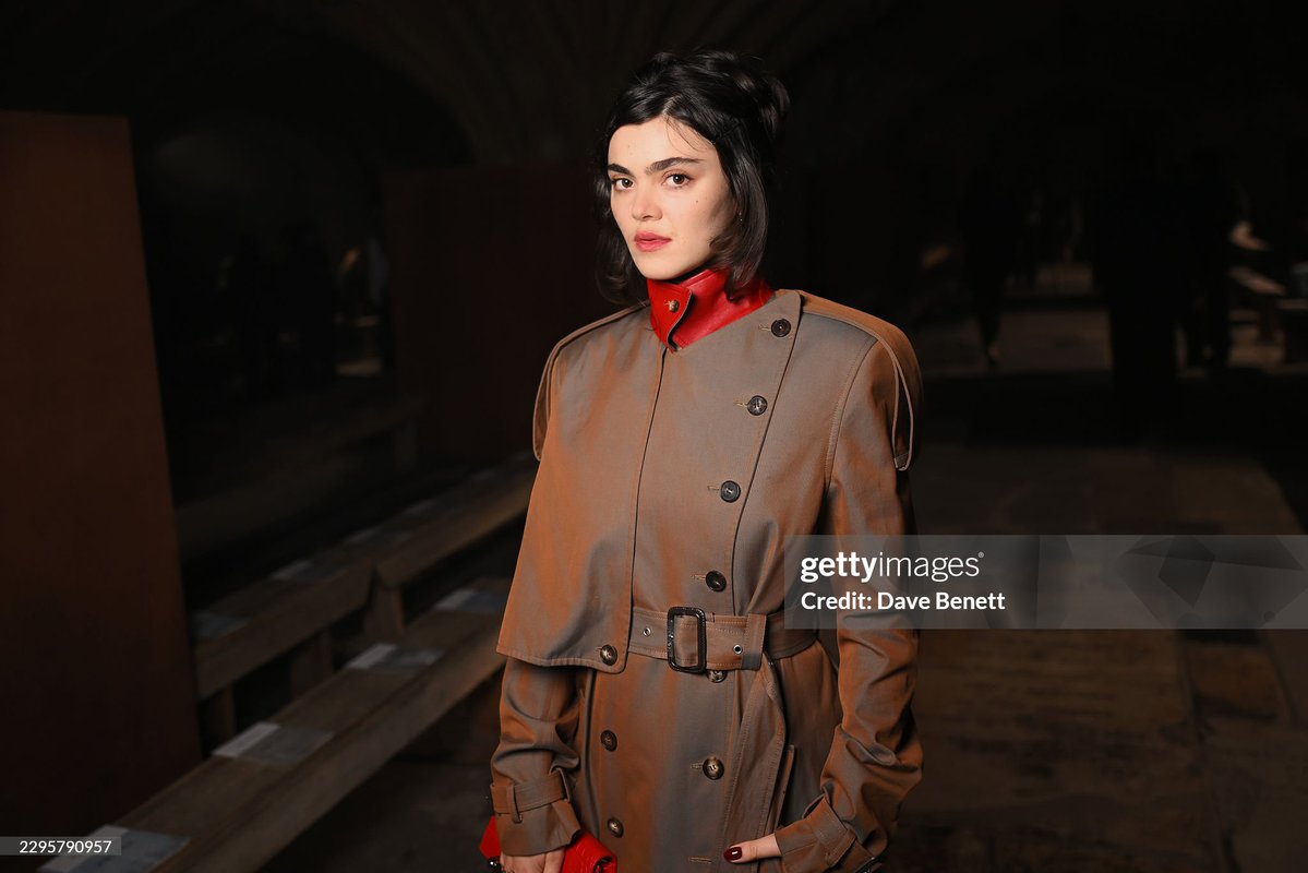 tldparchives's tweet photo. Abigail at the McQueen SS27 show in London 🕊️ https://t.co/qrvq9w5S7r
