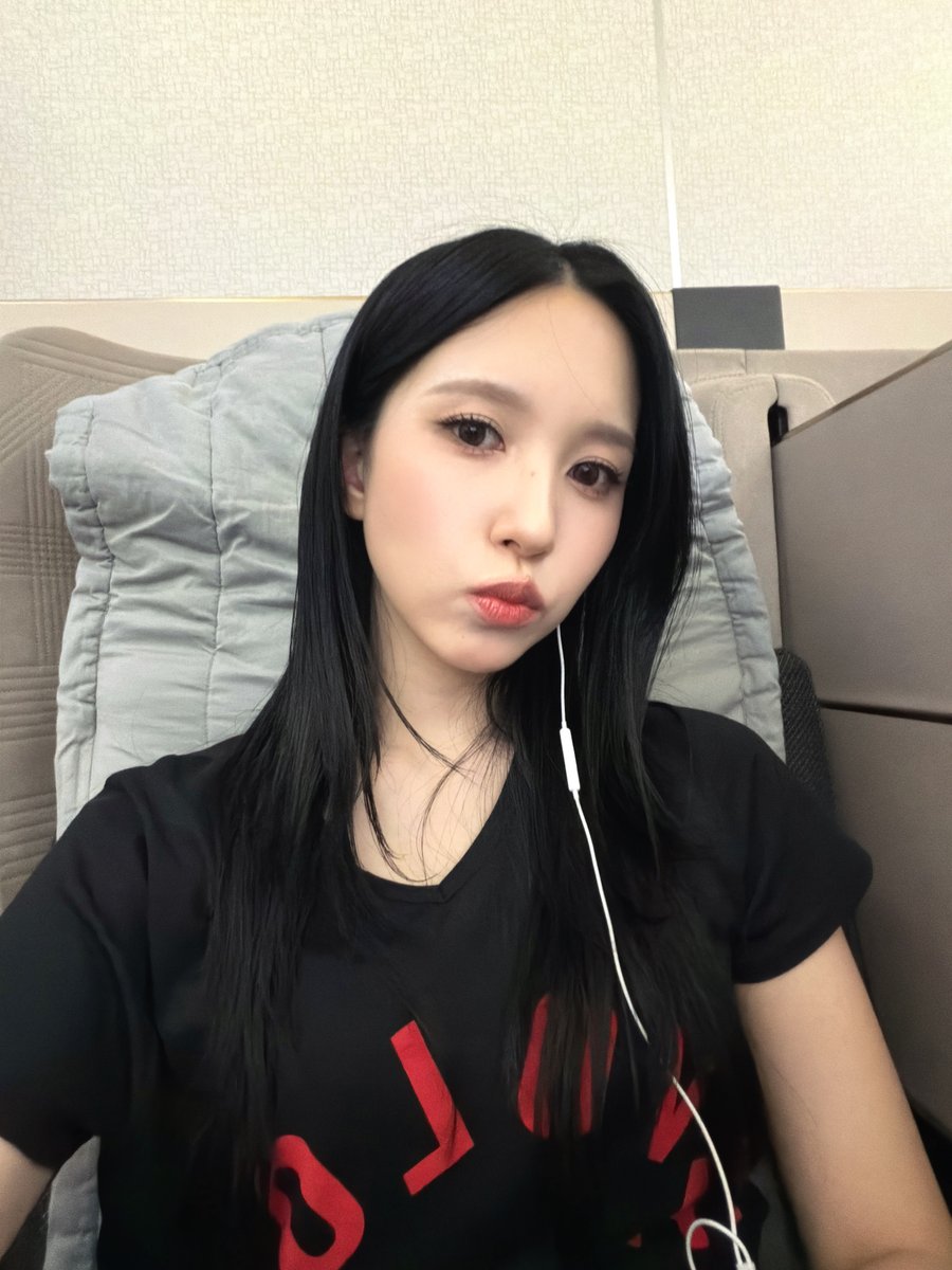 godmitzu's tweet photo. MINA SELCA FOLLOWING SAMO TO MILAN https://t.co/qxZ6DDQVDu