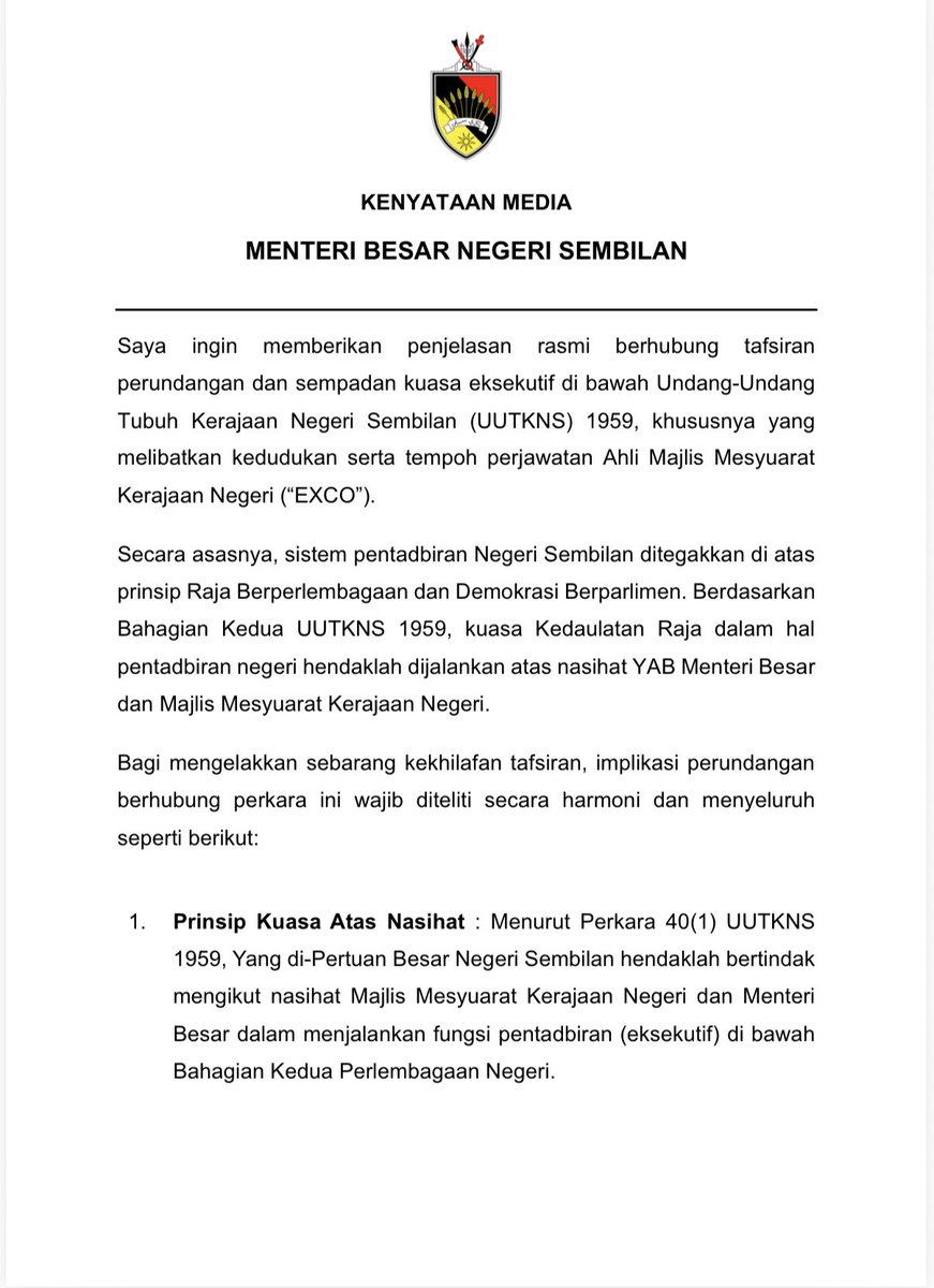 ckliio9's tweet photo. The MB has literally written the final chapter of their own political obituary with this press statement, and he just delivered the ultimate legal checkmate against himself, his excos, and the rebel Undangs.

Korang nampak tak lawak jenaka yang MB baru je serah diri?

The reality is, they bit the palace’s bait hook, line, and sinker. 😂 They genuinely thought they were playing high-level political chess, completely oblivious to the fact that they were being systematically steered into a total constitutional trap.

Didn't they say last Wednesday that Tuanku Muhriz has been dethroned? And today, bila barisan exco dia kena pecat, MB keluar media merengek kata Yam Tuan tak ikut proper procedure sebab tak consult dia dulu atas kapasiti baginda sebagai Raja.

Whether the Yam Tuan or MB is correct or not, it's up to the civil courts. But even if, say, they are correct and that the Yam Tuan erred, what matters most is that they all have just recognized him as the rightful Yam Tuan, inadvertently or otherwise 😂