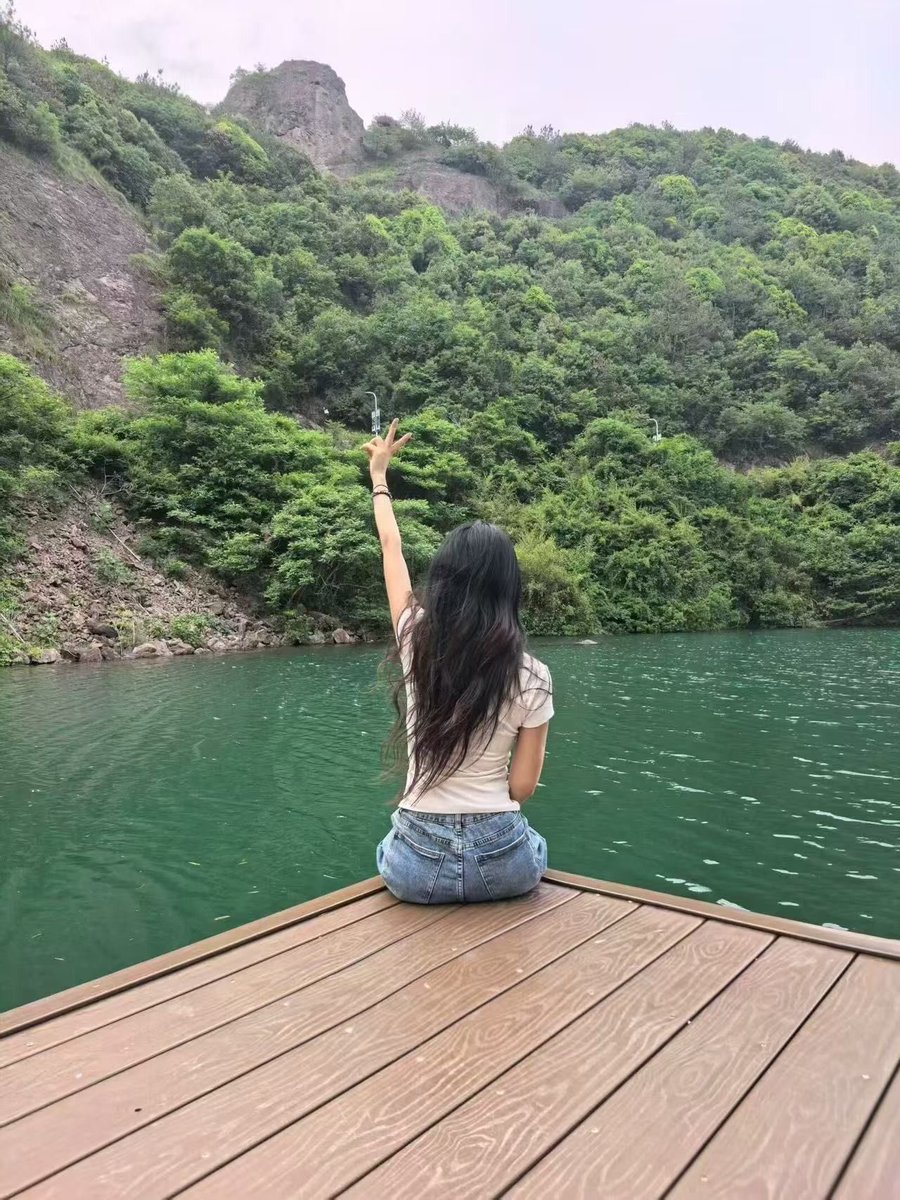 Cuck1Lover's tweet photo. Slim Asian cutie teased by the loser himself 😩🤤 https://t.co/r7I4ONKj81
