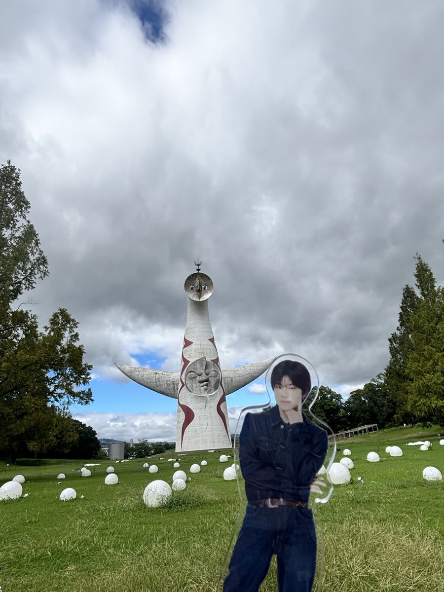 koskgtn's tweet photo. 康祐、これが太陽の塔だよ https://t.co/J1q26VOtoE