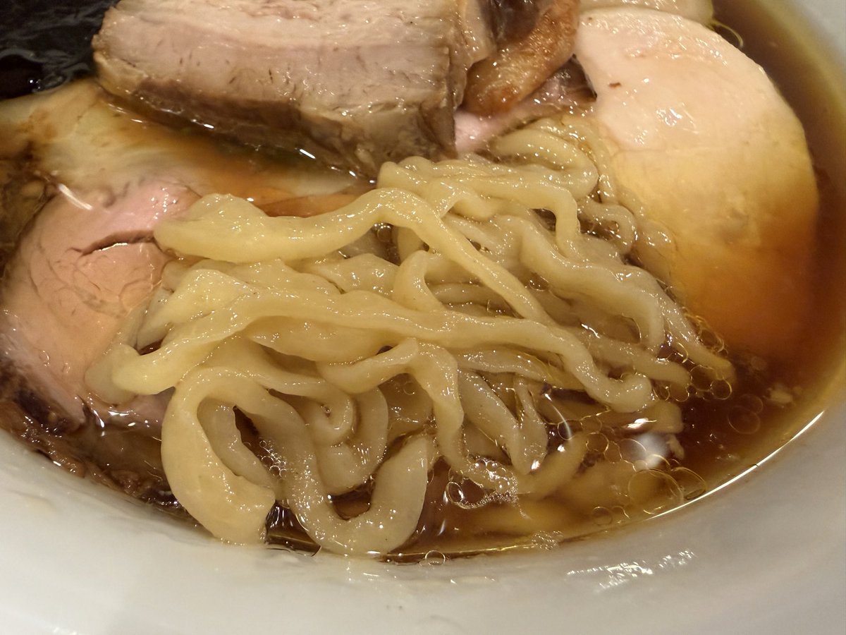 yukahimiyu501's tweet photo. 自家製手もみ麺 鈴ノ木さん

念願初ラーメン
分厚い鶏出汁の旨み
しっかり引き立てるお醤油の香り✨
こりゃうまい❣️

手揉み麺が爆烈うまぁぁい！！
スープと見事に絡み大盛もあっという間に完食🌟

塩®️も絶対うまい逸品
必ず来よう🎶
余韻に浸りすぎ忘れ物注意→お前だよ☺︎
最幸のひと時でした☆彡 https://t.co/vJHtX1c5Ye