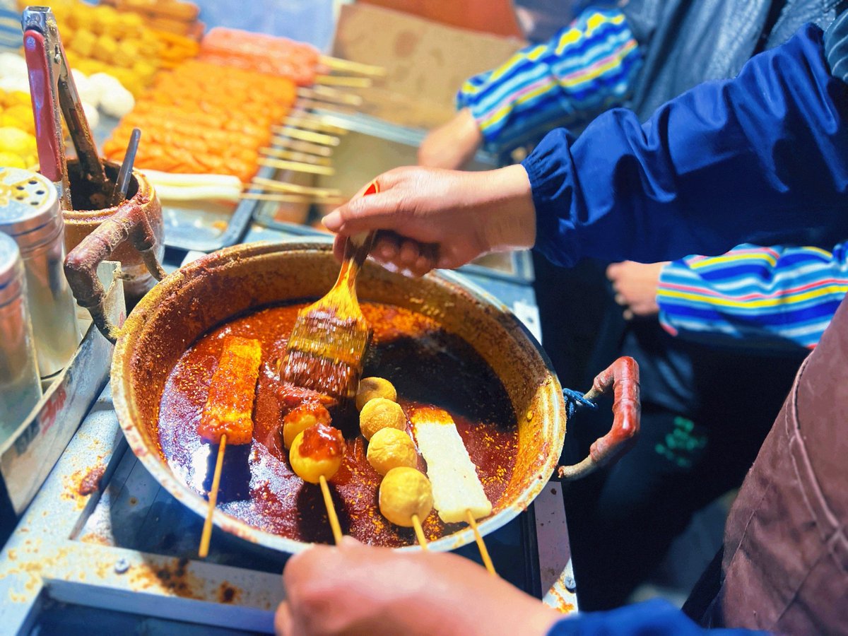 Ngantu7's tweet photo. Street food win! Crispy fried potato skewer with spicy cumin sauce hits different https://t.co/f0UaXA0WAA
