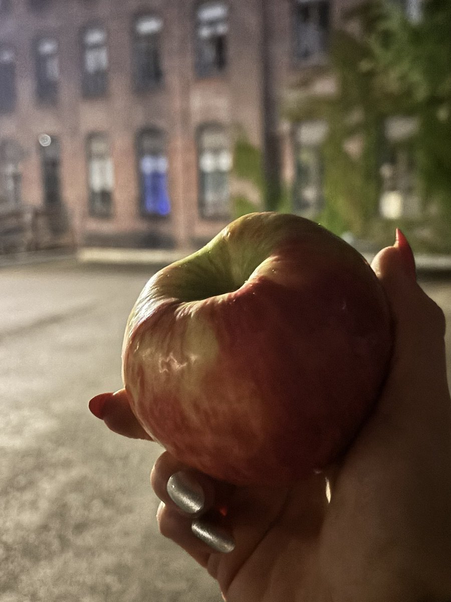 spriteezero's tweet photo. Apple https://t.co/HqtTFXIVsb