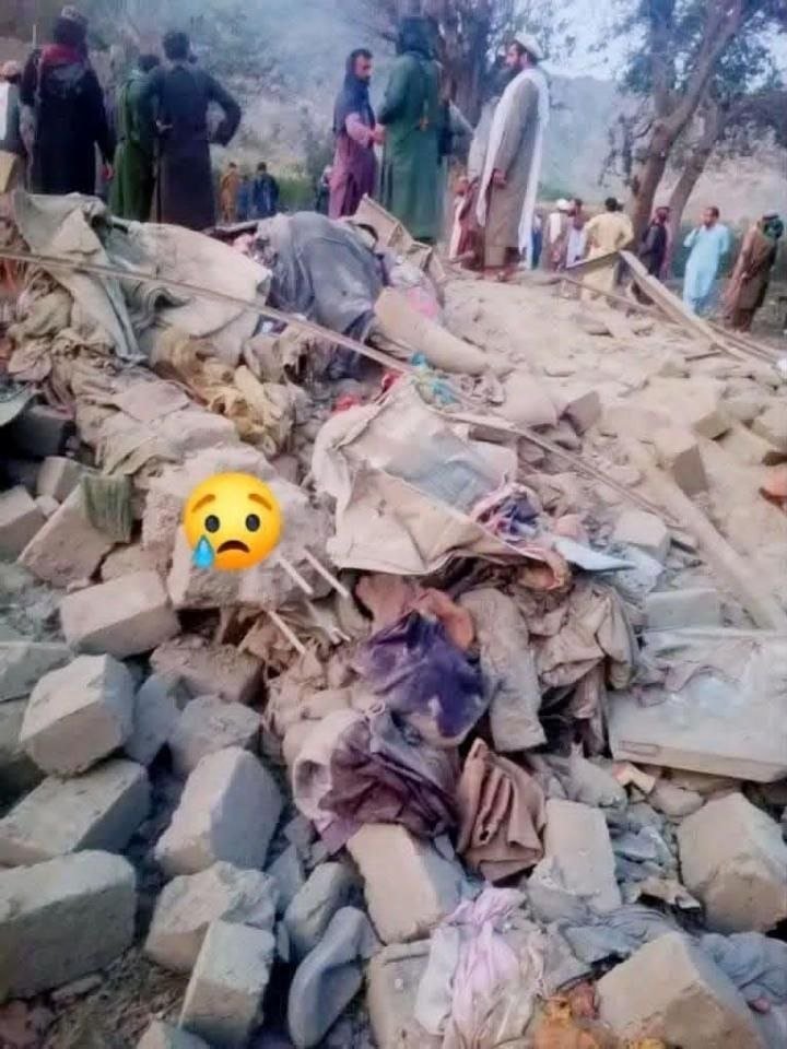 HamzaRealAli's tweet photo. Pakistan carried out airstrikes in Afghanistan's Kunar and Paktika provinces last night, leaving multiple civilians injured.
#Paktika #PakAirstrike #Afghanistan https://t.co/CsaUMzBt7m