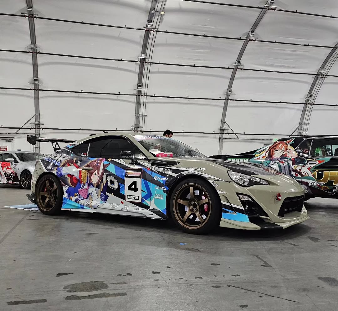 dansouzzza's tweet photo. Hachimi is at Offkai! She’s not a VTuber, but she’s still an idol! Cars are parked by the arcade at South Hall! https://t.co/1zuCkTQZYq