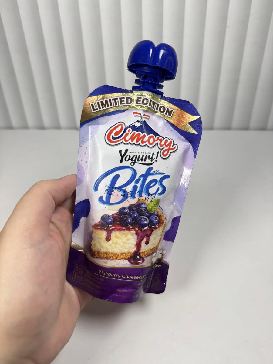 FitriaFitr4281's tweet photo. Jujur ini enak BANGET 😭🫶✨ ternyata makan blueberry cheesecake ala cafe ga harus ke cafe. Cimory Yogurt Bites rasa blueberry. Rasanya creamy + blueberry banget 🫐💗 l https://t.co/pep3BptXl1