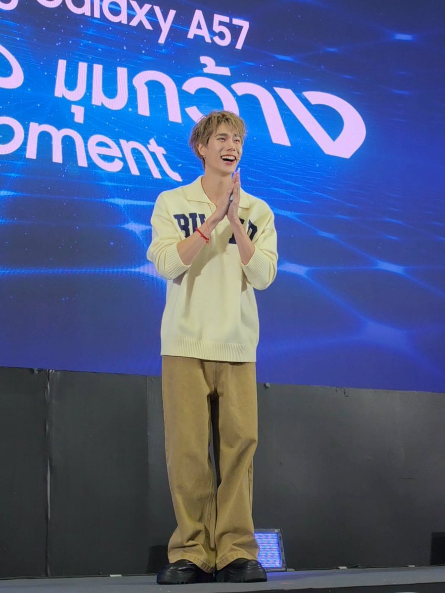 1phuwin's tweet photo. Thank you so much for coming to the 𝙎𝙖𝙢𝙨𝙪𝙣𝙜 𝙂𝙖𝙡𝙖𝙭𝙮 A57 event! Somehow we managed to fit product talk, random conversations, games, and lots of fun moments into one event. I had such a good time to chat with the conversation started going somewhere  unexpected. https://t.co/8fILqllNra