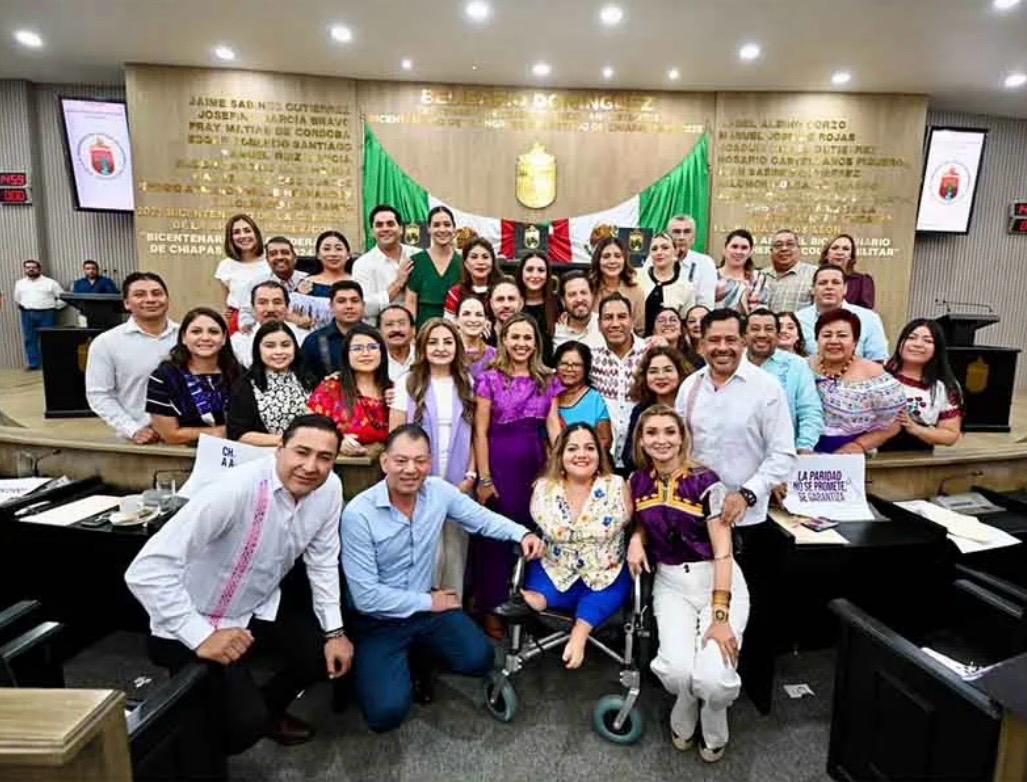 GabyCoutino's tweet photo. 1) ¿Quién le pondrá el cascabel al gato? El @congresoChis aprobó las reformas a la ley electoral de #Chiapas para garantizar la #Paridad efectiva en la conformación de los ayuntamientos del estado. El problema de la ley -que cuenta con una buena aspiración, impulsada por el ejecutivo estatal- es que es vulnerable a ser impugnada. Todo por el ansia de concentrar #PoderPolítico