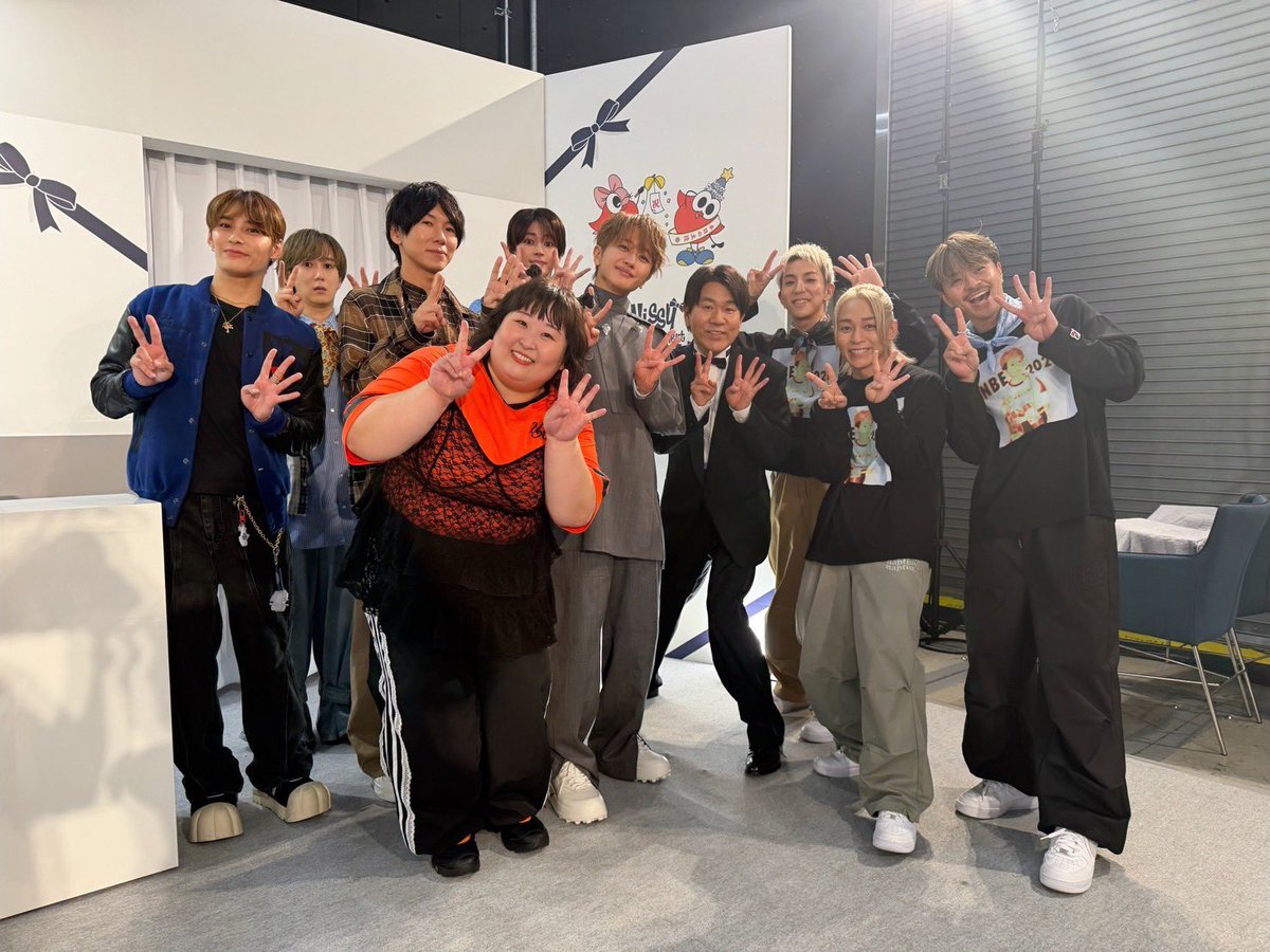 poe1985's tweet photo. 「Nissy Entertainment Variety」にお邪魔してきました。

部外者がいいのかなと思いながら、「誕生日おめでとう」を伝えたくて、ぴあアリーナへ。あたたかくて、キラキラした空間でした。

口を開くと、あらゆる1秒にぎりぎりまで言葉を詰めてくる感じ、相変わらずのNissyって感じ。言葉の量が多いアーティストNo.1なのではないかと思う。

多分、これは彼の行動原理として一貫していると思うんだけど(勝手な分析です)、「はしょりたくない」ってのがある気がしている。「そんなの適当でいいじゃん」が許せない。「そこは曖昧にしておこう」が苦手。だからトークでも、自分の考えを少しでも正確に表現しようとして、言葉の数が多くなるんだと思う。注釈系男子。

最後のMCも「またライブで会いましょう」でいいのに、そこを曖昧にはしたくないから、きちんと丁寧に、今の状態と、今後の見込みを、言葉を尽くして話す。律儀系男子。それでいうと、演技には可能性を持たせてくれていて、嬉しかったなあ。

「はしょりたくない」から、LINEも長くなる。

イベントでも少し話したけれど、僕がお店を予約しようと思ってアレルギーや苦手な食べ物を聞いた時も、とんでもない長さの返事が返ってきた。2スクロールくらい。でも、これも配慮にあふれているんだよね。「この食材は火が入れば大丈夫」とか「これは好き」とか。ちなみに全然偏食ではなくて、好きなものの方が多かったです（笑）。返事の前半は好きな料理の列挙。

食べ物ひとつでここまできちんとしているから、そりゃライブやエンタメのことになると、本当に何もかも「はしょりたくない」んだと思う。もちろん自分で歌って踊れてしまうから、自分自身の努力も「はしょりたくない」。

今回のイベントは祝われる側ということで、いつもと勝手が違って、受け身のNissyが観られたのが個人的には面白かったです。ケラケラ笑ったり、驚いたり。その意味でもNissyカメラはいい発明だよね。ちゃんとファンの気持ちをわかってる。

(今日は台風で休演になってしまったけど、ファンのことをめちゃくちゃ考えるNissyが一番残念がっていると思います。)

あらためて西島さん、もうすぐの誕生日、おめでとう。「はしょりたくない」人生は大変だと思うけど、仕事だけじゃなくて、遊びや楽しみもはしょらずに、いい年齢の重ね方をしてください。またお祝いさせてね。

ちなみに…今度でいいかなと思って誕生日プレゼントを持って行かなかったのだけど、むしろNissyからゲストにプレゼントがありました。最後まではしょってなくて、さすがです。

#Nissy #NBE2026