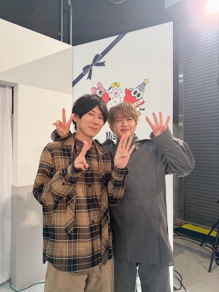 poe1985's tweet photo. 「Nissy Entertainment Variety」にお邪魔してきました。

部外者がいいのかなと思いながら、「誕生日おめでとう」を伝えたくて、ぴあアリーナへ。あたたかくて、キラキラした空間でした。

口を開くと、あらゆる1秒にぎりぎりまで言葉を詰めてくる感じ、相変わらずのNissyって感じ。言葉の量が多いアーティストNo.1なのではないかと思う。

多分、これは彼の行動原理として一貫していると思うんだけど(勝手な分析です)、「はしょりたくない」ってのがある気がしている。「そんなの適当でいいじゃん」が許せない。「そこは曖昧にしておこう」が苦手。だからトークでも、自分の考えを少しでも正確に表現しようとして、言葉の数が多くなるんだと思う。注釈系男子。

最後のMCも「またライブで会いましょう」でいいのに、そこを曖昧にはしたくないから、きちんと丁寧に、今の状態と、今後の見込みを、言葉を尽くして話す。律儀系男子。それでいうと、演技には可能性を持たせてくれていて、嬉しかったなあ。

「はしょりたくない」から、LINEも長くなる。

イベントでも少し話したけれど、僕がお店を予約しようと思ってアレルギーや苦手な食べ物を聞いた時も、とんでもない長さの返事が返ってきた。2スクロールくらい。でも、これも配慮にあふれているんだよね。「この食材は火が入れば大丈夫」とか「これは好き」とか。ちなみに全然偏食ではなくて、好きなものの方が多かったです（笑）。返事の前半は好きな料理の列挙。

食べ物ひとつでここまできちんとしているから、そりゃライブやエンタメのことになると、本当に何もかも「はしょりたくない」んだと思う。もちろん自分で歌って踊れてしまうから、自分自身の努力も「はしょりたくない」。

今回のイベントは祝われる側ということで、いつもと勝手が違って、受け身のNissyが観られたのが個人的には面白かったです。ケラケラ笑ったり、驚いたり。その意味でもNissyカメラはいい発明だよね。ちゃんとファンの気持ちをわかってる。

(今日は台風で休演になってしまったけど、ファンのことをめちゃくちゃ考えるNissyが一番残念がっていると思います。)

あらためて西島さん、もうすぐの誕生日、おめでとう。「はしょりたくない」人生は大変だと思うけど、仕事だけじゃなくて、遊びや楽しみもはしょらずに、いい年齢の重ね方をしてください。またお祝いさせてね。

ちなみに…今度でいいかなと思って誕生日プレゼントを持って行かなかったのだけど、むしろNissyからゲストにプレゼントがありました。最後まではしょってなくて、さすがです。

#Nissy #NBE2026