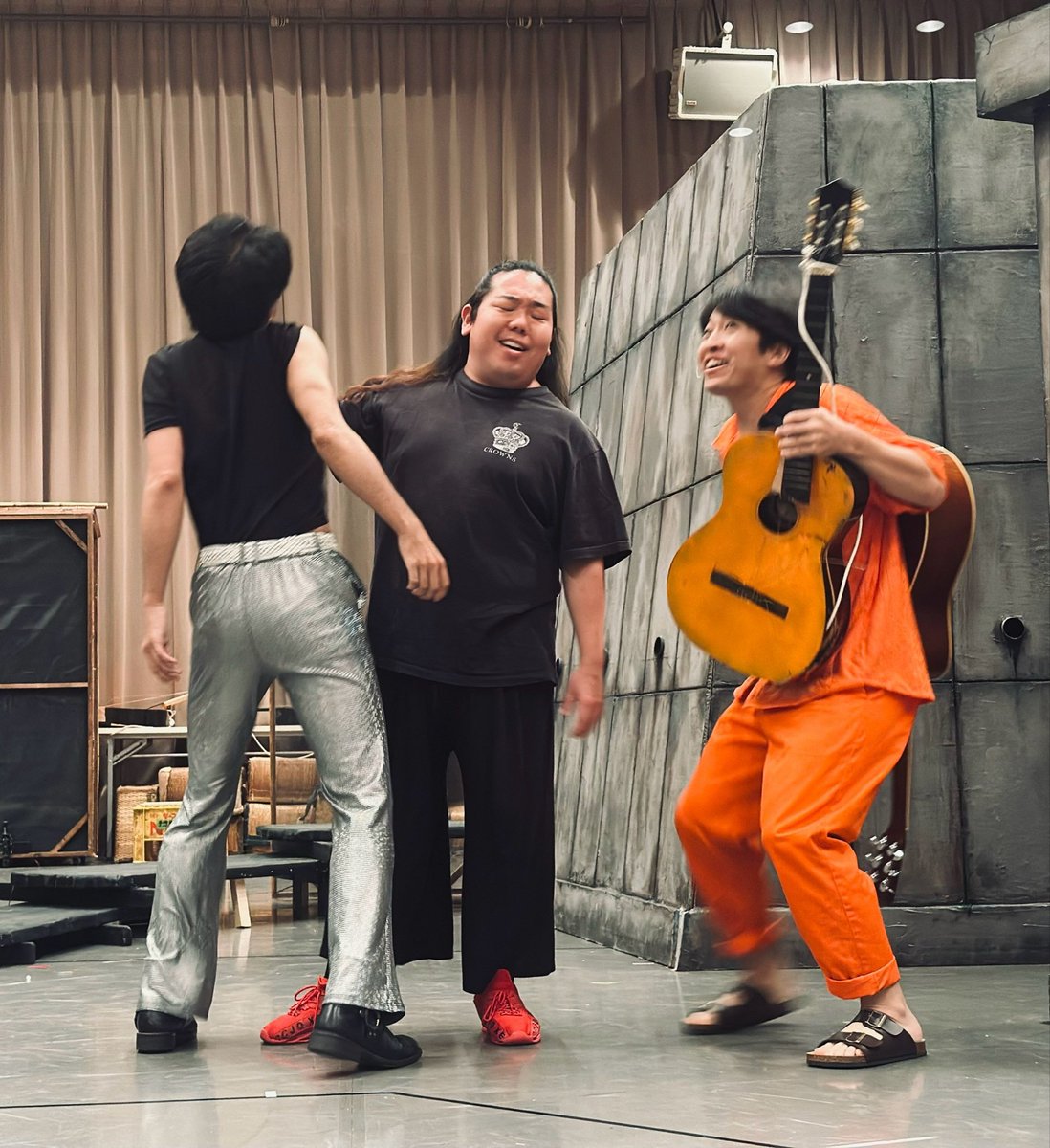 apokithi's tweet photo. 『ベンガルの虎』🐅
連日の作業や稽古を経て、各シーンがさらに面白くなってまいりました。
僕も少しずつですが、ギター演奏に慣れてきましま。
毎日コツコツ、ひっそりとコツコツやっております。10月、是非遊びに来てください！
#劇団唐ゼミ⭐︎ https://t.co/bYrTD2P7ci