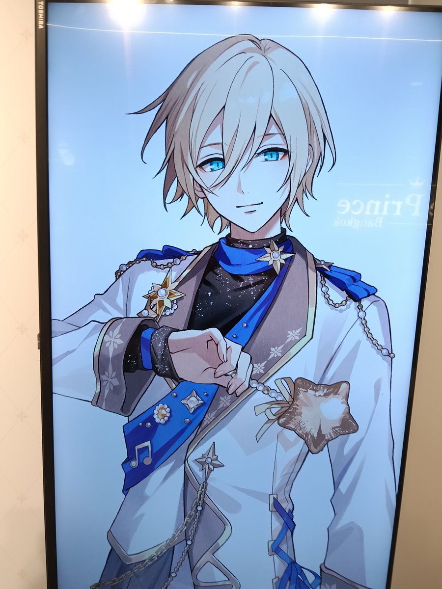 Hachi08pp's tweet photo. ฮึก ฮือออ ฮึก ฮืออออ ทำไมหล่อขนาดนี้ หล่อมาก แต่ก็สวยมาก ตอนแรกว่าจะปล่อยผ่านภาพหน้าจอ แต่สมองก็บแกว่าถ้านเก็บเก็บไว้เถอะ

ก็เลยรวบรวมความกล้าไปขอสตาฟ ฮืออออ ฟืดดดดดดด ของจริงหล่อมาก จอใหญ่ ภาพไม่แตก คมชัด หล่อคม หล่อเหลา แต่ก็สวยงดงาม  จร��งเราอยากกลับแล้ว แต่ถ้ากลับเราจะหามองหน้าเมนหล่อคมหล่อชัดแบบ���ี้จากที่ไหนอีก

หล่อจนคิดว่าควรยืนถ่ายรูปคู่ (แต่ขอวันอื่น วันที่นอนครบและแต่งตัวมาดีกว่านี้)  โอ้ยหล่อมาก คนอะไรหล่อสิ้นเปลืองที่สุด

อะไรจะหล่อปานนั้น บุญตาบุญวาสนา ของคุณที่จัดงานมานะคะถึงแม้ว่าวันนี้มาครึ่งทางแล้วของจะแทบเกลี้ยง  แต่เราก็พอใจสุ่มของ (จะเอายอดๆๆๆ) ในวันที่ใจหายกับสต๊อกสินค้า แต่ความหล่อของท่านประธานเทนโชวอิน เอย์จิไม่เคยหายไป

รักเธอใจจะขาด ถึงเราจะมีคนในใจมาเพิ่มแต่ก็ชอบคนละแบบ โอ้ยคนหล่อของเราก็มีคนเดียวแหละ (เพราะจอขึ้นได้คนเดียวไงพี่) หล่อจนอยากร้องไห้

มองความหล่อพี่เขาเราก็ลืมหิวลืมง่วงไปเลย  หล่อจนหลงเดินทางกลับบ้านไม่ได้ (รถไฟฟ้าพัง) หล่อ��าก หล่อจนดูดเงินไปไม่พอซื้ออะไรกิน ( แต่แวะหาอเวนจูรีนแปป)  

ทุกคน เอย์จิหล่อมาก ฟังเรา เขาหล่อมาก ทำไมอาร์ตวาดออกมาหล่อขนาดนี้ หล่อแบบหล่อเลย หล่อชิบหาย ปกติจะมีความสวยสง่างาม แต่อันนี้หล่ออิเคเมง (ชอบมาก)