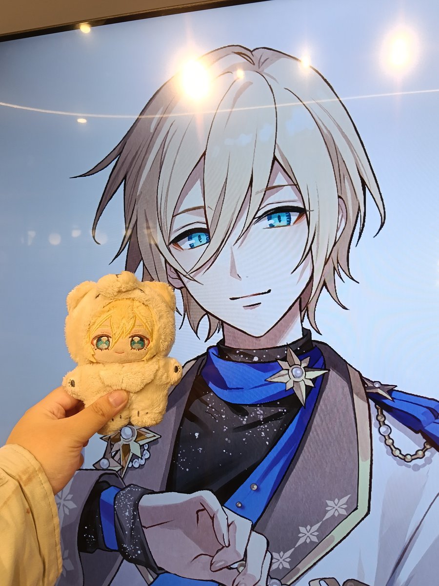 Hachi08pp's tweet photo. ฮึก ฮือออ ฮึก ฮืออออ ทำไมหล่อขนาดนี้ หล่อมาก แต่ก็สวยมาก ตอนแรกว่าจะปล่อยผ่านภาพหน้าจอ แต่สมองก็บแกว่าถ้านเก็บเก็บไว้เถอะ

ก็เลยรวบรวมความกล้าไปขอสตาฟ ฮืออออ ฟืดดดดดดด ของจริงหล่อมาก จอใหญ่ ภาพไม่แตก คมชัด หล่อคม หล่อเหลา แต่ก็สวยงดงาม  จร��งเราอยากกลับแล้ว แต่ถ้ากลับเราจะหามองหน้าเมนหล่อคมหล่อชัดแบบ���ี้จากที่ไหนอีก

หล่อจนคิดว่าควรยืนถ่ายรูปคู่ (แต่ขอวันอื่น วันที่นอนครบและแต่งตัวมาดีกว่านี้)  โอ้ยหล่อมาก คนอะไรหล่อสิ้นเปลืองที่สุด

อะไรจะหล่อปานนั้น บุญตาบุญวาสนา ของคุณที่จัดงานมานะคะถึงแม้ว่าวันนี้มาครึ่งทางแล้วของจะแทบเกลี้ยง  แต่เราก็พอใจสุ่มของ (จะเอายอดๆๆๆ) ในวันที่ใจหายกับสต๊อกสินค้า แต่ความหล่อของท่านประธานเทนโชวอิน เอย์จิไม่เคยหายไป

รักเธอใจจะขาด ถึงเราจะมีคนในใจมาเพิ่มแต่ก็ชอบคนละแบบ โอ้ยคนหล่อของเราก็มีคนเดียวแหละ (เพราะจอขึ้นได้คนเดียวไงพี่) หล่อจนอยากร้องไห้

มองความหล่อพี่เขาเราก็ลืมหิวลืมง่วงไปเลย  หล่อจนหลงเดินทางกลับบ้านไม่ได้ (รถไฟฟ้าพัง) หล่อ��าก หล่อจนดูดเงินไปไม่พอซื้ออะไรกิน ( แต่แวะหาอเวนจูรีนแปป)  

ทุกคน เอย์จิหล่อมาก ฟังเรา เขาหล่อมาก ทำไมอาร์ตวาดออกมาหล่อขนาดนี้ หล่อแบบหล่อเลย หล่อชิบหาย ปกติจะมีความสวยสง่างาม แต่อันนี้หล่ออิเคเมง (ชอบมาก)