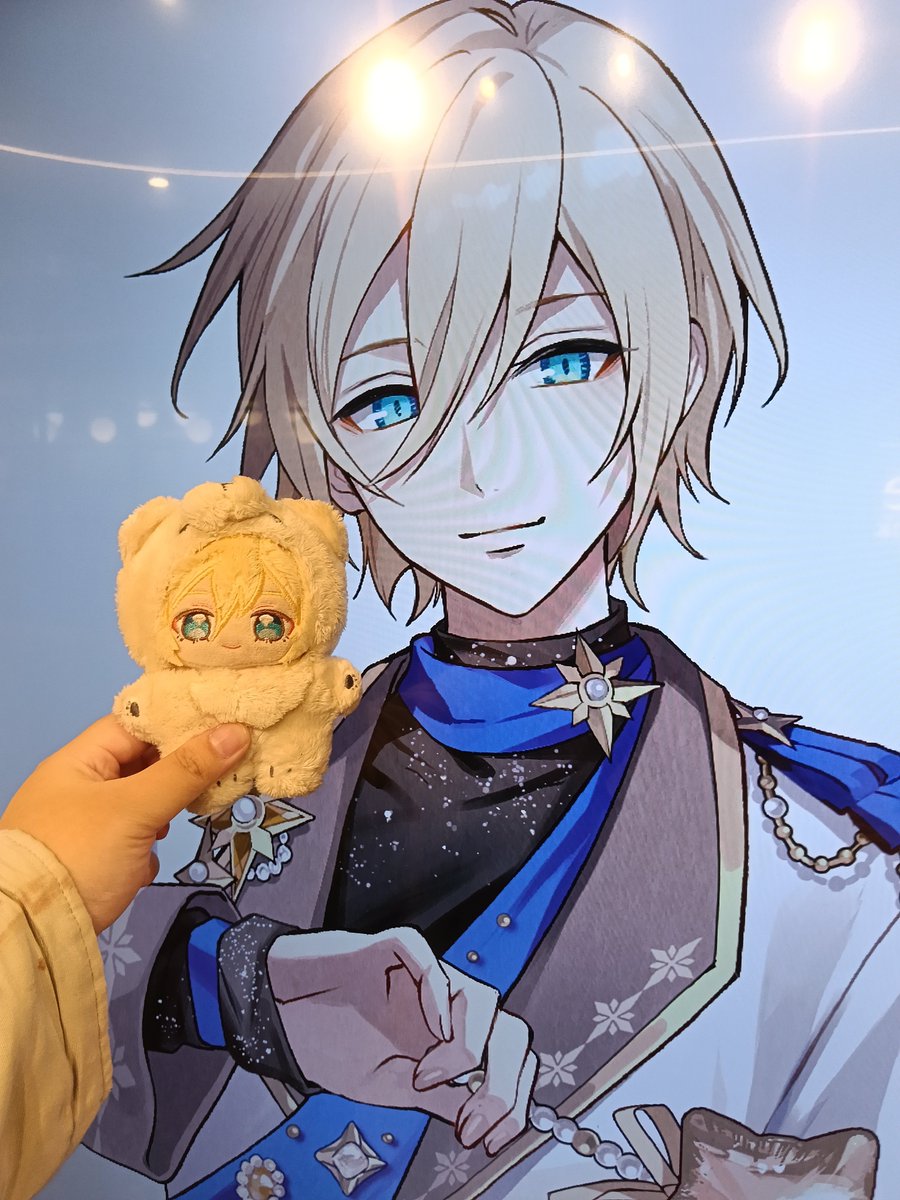 Hachi08pp's tweet photo. ฮึก ฮือออ ฮึก ฮืออออ ทำไมหล่อขนาดนี้ หล่อมาก แต่ก็สวยมาก ตอนแรกว่าจะปล่อยผ่านภาพหน้าจอ แต่สมองก็บแกว่าถ้านเก็บเก็บไว้เถอะ

ก็เลยรวบรวมความกล้าไปขอสตาฟ ฮืออออ ฟืดดดดดดด ของจริงหล่อมาก จอใหญ่ ภาพไม่แตก คมชัด หล่อคม หล่อเหลา แต่ก็สวยงดงาม  จร��งเราอยากกลับแล้ว แต่ถ้ากลับเราจะหามองหน้าเมนหล่อคมหล่อชัดแบบ���ี้จากที่ไหนอีก

หล่อจนคิดว่าควรยืนถ่ายรูปคู่ (แต่ขอวันอื่น วันที่นอนครบและแต่งตัวมาดีกว่านี้)  โอ้ยหล่อมาก คนอะไรหล่อสิ้นเปลืองที่สุด

อะไรจะหล่อปานนั้น บุญตาบุญวาสนา ของคุณที่จัดงานมานะคะถึงแม้ว่าวันนี้มาครึ่งทางแล้วของจะแทบเกลี้ยง  แต่เราก็พอใจสุ่มของ (จะเอายอดๆๆๆ) ในวันที่ใจหายกับสต๊อกสินค้า แต่ความหล่อของท่านประธานเทนโชวอิน เอย์จิไม่เคยหายไป

รักเธอใจจะขาด ถึงเราจะมีคนในใจมาเพิ่มแต่ก็ชอบคนละแบบ โอ้ยคนหล่อของเราก็มีคนเดียวแหละ (เพราะจอขึ้นได้คนเดียวไงพี่) หล่อจนอยากร้องไห้

มองความหล่อพี่เขาเราก็ลืมหิวลืมง่วงไปเลย  หล่อจนหลงเดินทางกลับบ้านไม่ได้ (รถไฟฟ้าพัง) หล่อ��าก หล่อจนดูดเงินไปไม่พอซื้ออะไรกิน ( แต่แวะหาอเวนจูรีนแปป)  

ทุกคน เอย์จิหล่อมาก ฟังเรา เขาหล่อมาก ทำไมอาร์ตวาดออกมาหล่อขนาดนี้ หล่อแบบหล่อเลย หล่อชิบหาย ปกติจะมีความสวยสง่างาม แต่อันนี้หล่ออิเคเมง (ชอบมาก)