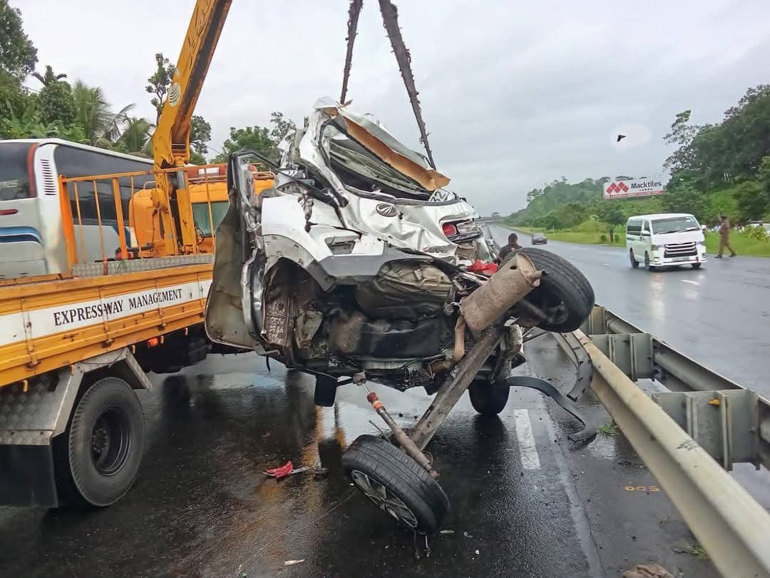 rangaba's tweet photo. A Mahindra KUV, built at a Welipanna plant,  came off worst in a multi-vehicle crash on the Galle–Colombo stretch of the Southern Expressway, just after the Dodangoda exit, today. At least 10 people were hospitalised. Two buses and six cars were damaged. https://t.co/9cKP3QeHPq