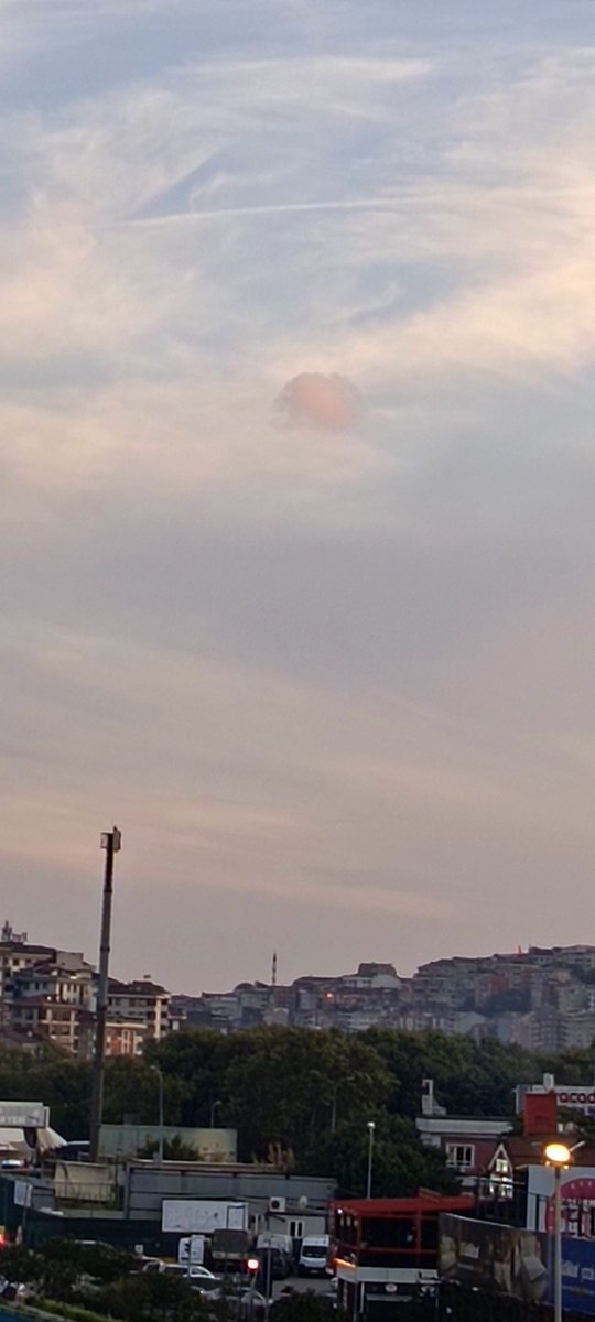 swtasan's tweet photo. @aebilgili Dün akşam üstü, Alibeyköy metro da çektim, bulutların arasında ilginç Bir kırmızı cisim var https://t.co/vuZQIo5nKH