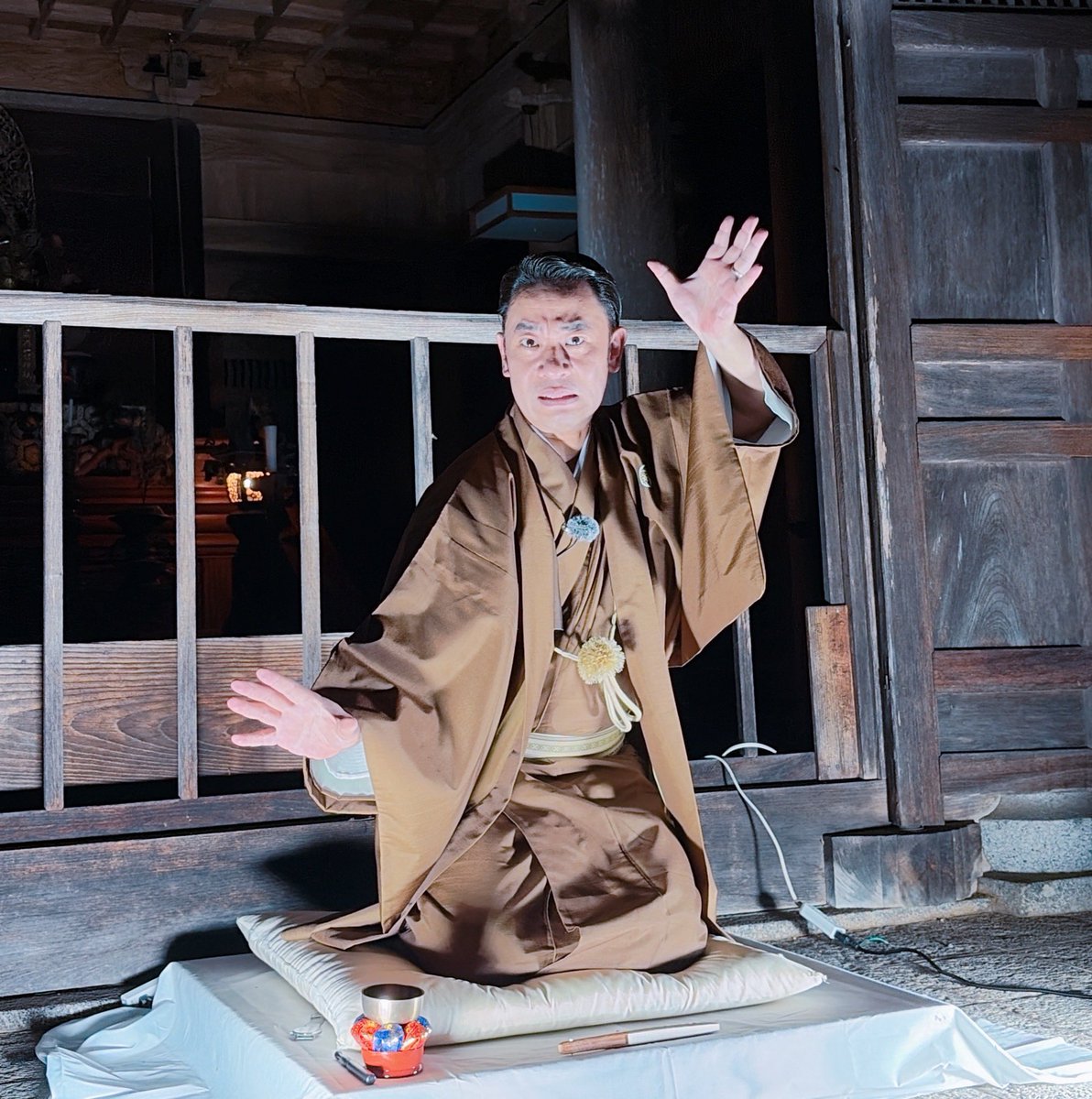 fuji2ic's tweet photo. 昨日城谷さんの怪談イベント行った時撮れた写真（相方が撮影）。一番前の席で、前には誰も居なかったし、同じタイミングで私が隣で撮った写真には写ってないのに。。
心霊写真？ https://t.co/nr0cjyaQ7M
