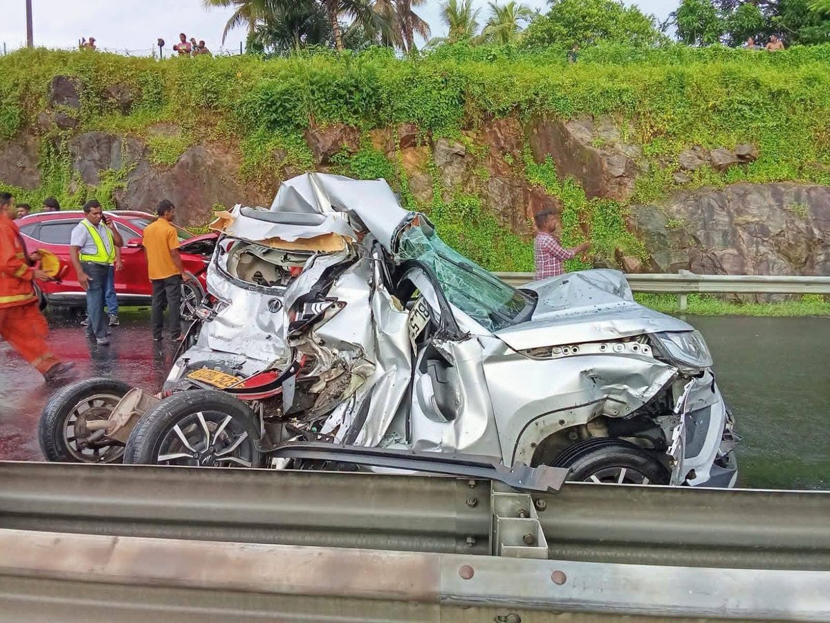 rangaba's tweet photo. A Mahindra KUV, built at a Welipanna plant,  came off worst in a multi-vehicle crash on the Galle–Colombo stretch of the Southern Expressway, just after the Dodangoda exit, today. At least 10 people were hospitalised. Two buses and six cars were damaged. https://t.co/9cKP3QeHPq