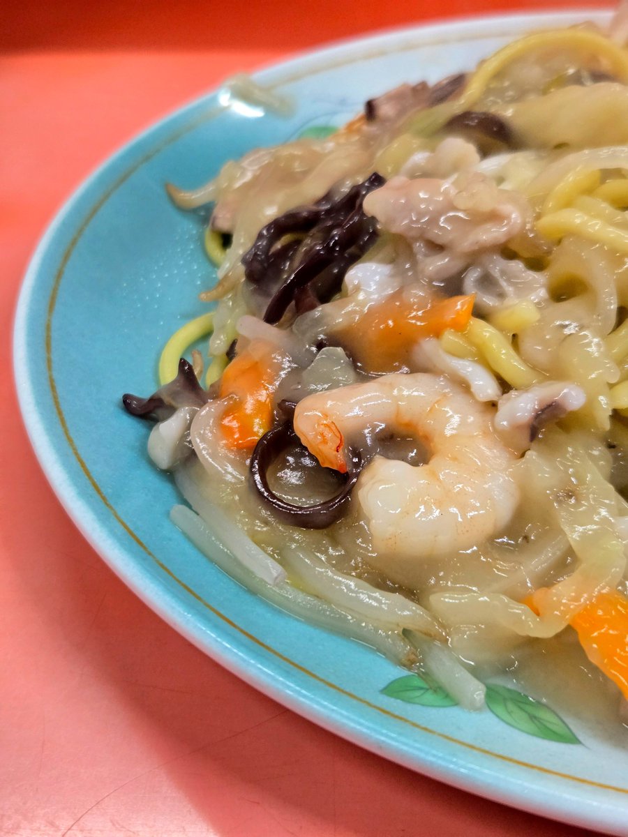 gfdb8r's tweet photo. 今日のお昼は西新のあっちゃん亭さんで太麺皿うどん！

たっぷりとろとろあんに絡む太麺と具材たち

味変のソースとホワイトペッパーもいい仕事してくれました♪ https://t.co/eO514hiZRy