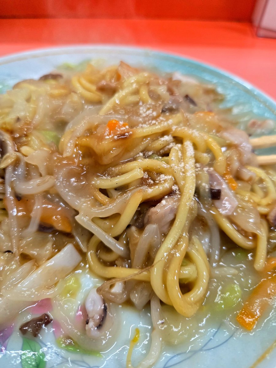gfdb8r's tweet photo. 今日のお昼は西新のあっちゃん亭さんで太麺皿うどん！

たっぷりとろとろあんに絡む太麺と具材たち

味変のソースとホワイトペッパーもいい仕事してくれました♪ https://t.co/eO514hiZRy
