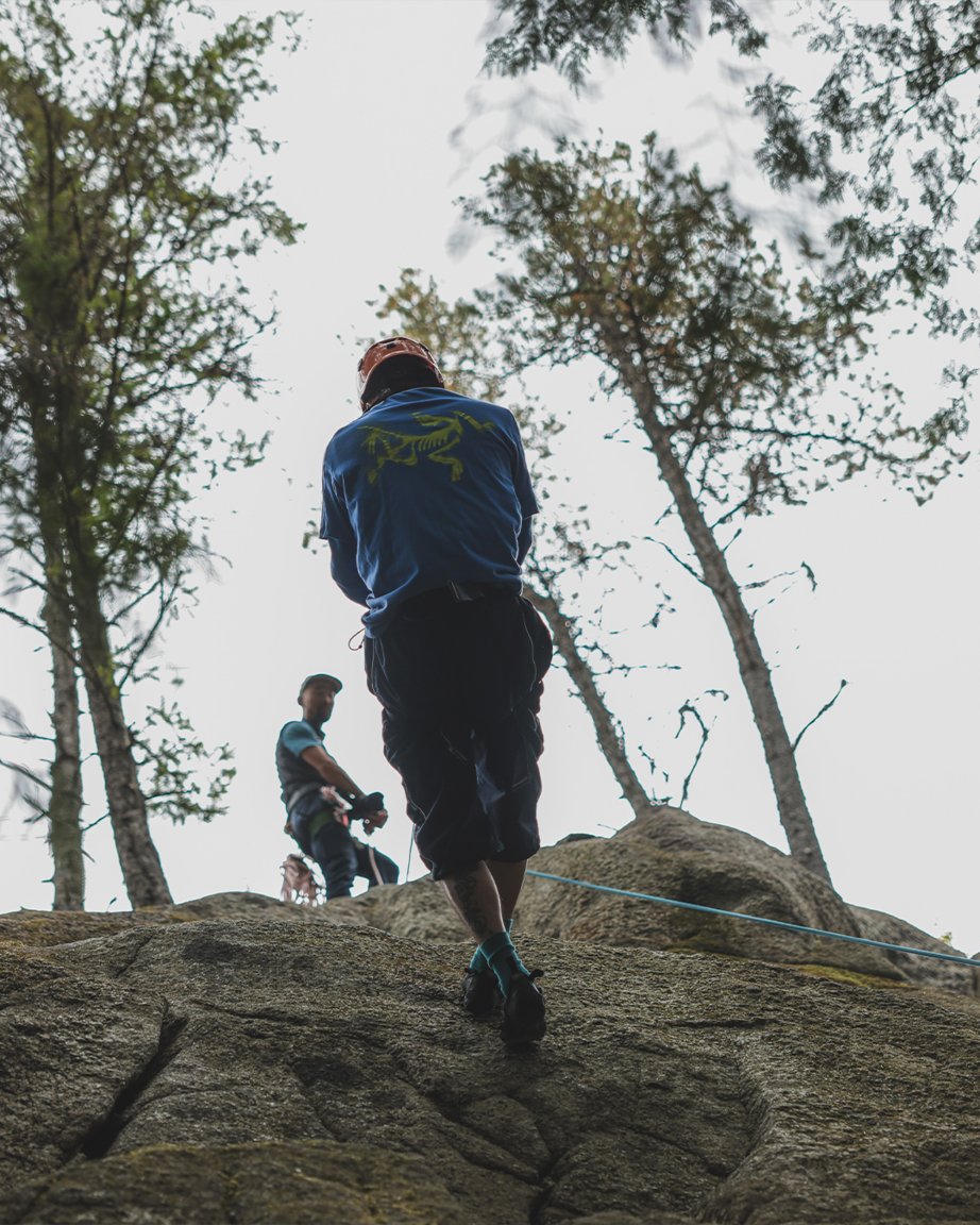 BEAMS_JP's tweet photo. 〈ARC'TERYX〉と〈BEAMS〉の協業が、25周年を迎える。
偶然にも〈BEAMS〉の50周年という節目と、両者が歩んできた時間がちょうど重なった。半生を共にしたパートナーとのマイルストーン。

今回の別注は、単に“記念”を謳うだけでは物足りなかった。〈BEAMS〉と〈BEAMS BOY〉は、歴代バイヤーが紡いできた軌跡を振り返り、〈ARC'TERYX〉の本社のあるカナダへ赴く。

粗野な岩を登り、ラボを見学し、〈ARC'TERYX〉というブランドが何をつくっているのかを身体で確かめるためだ。その結果、名作のアーカイブが現代に蘇り、〈BEAMS〉の定番パンツが〈ARC'TERYX〉の技術で再解釈されることとなった。

第3回となる今回は、25年をかけて育ててきた〈ARC'TERYX〉との関係をもう一度確かめるための“裏”ばなし。