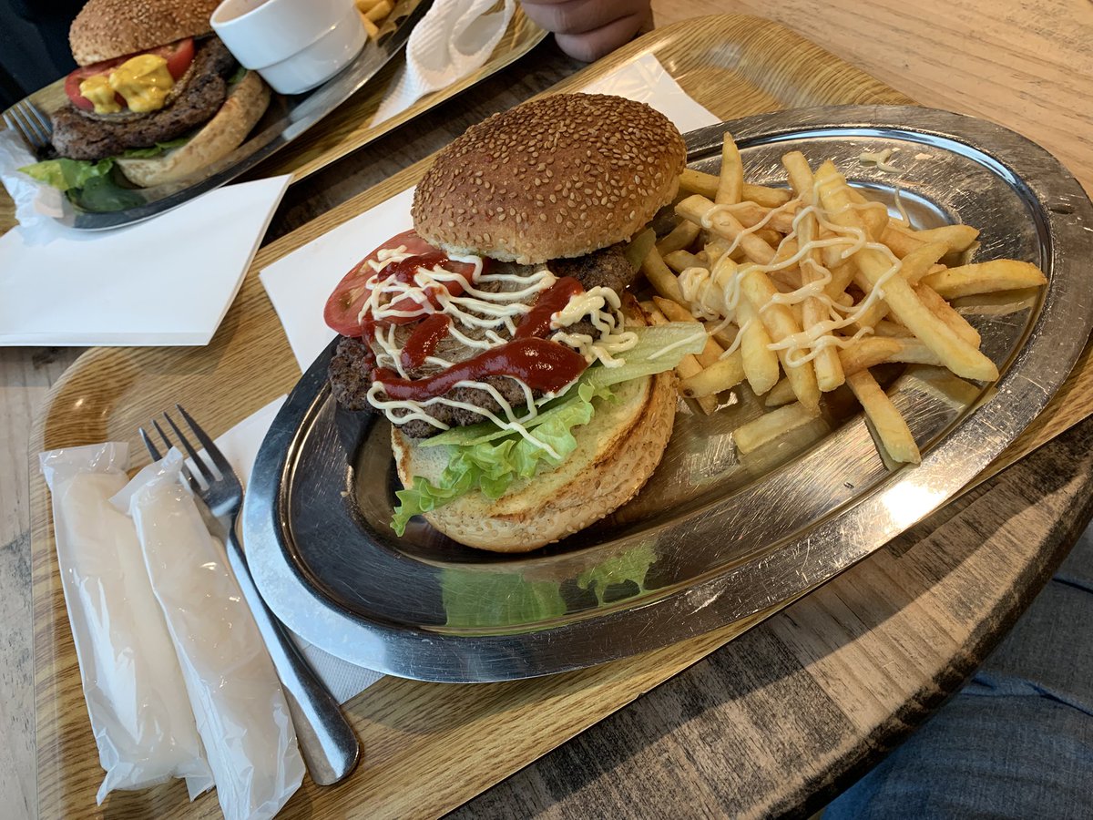 Sutyuty's tweet photo. とりあえず長男にバーガー奢ってもらった🍔🤤✨ https://t.co/ectlQVbnid