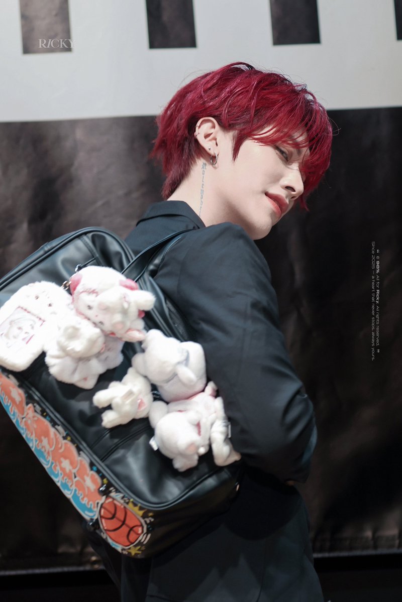 98_percent's tweet photo. 260920 HQ

🍓🐱？

#리키 #RICKY #リッキー #沈泉锐 
#AND2BLE #앤더블 https://t.co/pjGBro09ap