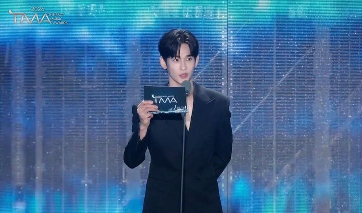 Kpop_Herald's tweet photo. Kim Soo-hyun made his return to the Korean public eye after about 18 months, appearing as a presenter at the 2026 The Fact Music Awards in Busan on Friday. 🎤

#KimSooHyun #TMA2026 https://t.co/vdc7UaulIL