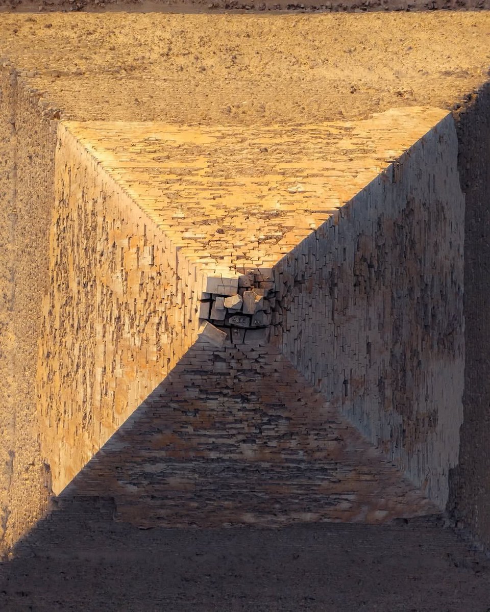 Complex's tweet photo. Photographer captures view of the pyramids like you’ve never seen before 

[📸: via/ hmkree] https://t.co/VHSY9warXC