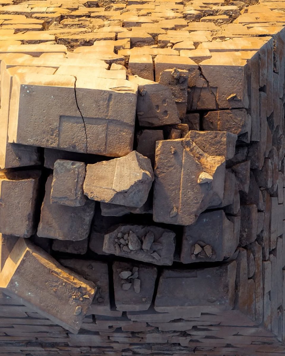 Complex's tweet photo. Photographer captures view of the pyramids like you’ve never seen before 

[📸: via/ hmkree] https://t.co/VHSY9warXC