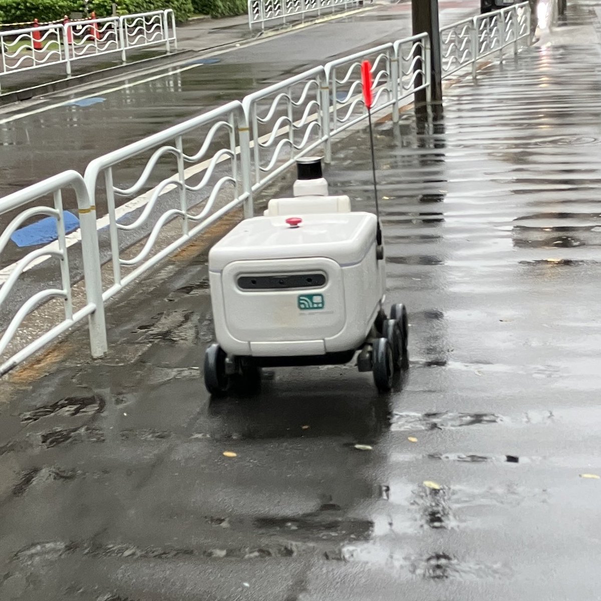 rinzai_8's tweet photo. 配送ロボ、こんな悪天候でも、普段と変わらない感じで配達に向かってました👍 https://t.co/antp9Jnef0