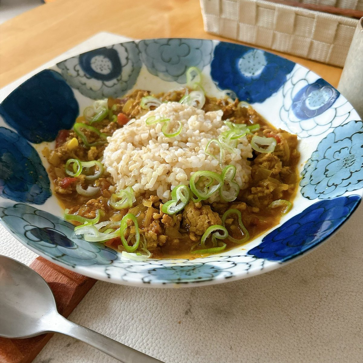 mugijirupop's tweet photo. 【だしキーマカレー】

書籍『おいしい煮込み』から稲田俊輔さんのレシピ。じとじと雨の中…自家製ガラムマサラが���って美味しかった！

あると信じていた顆粒だしが無くすでに鍋は沸騰中。鰹節をダイレクトぶち込んでしまったけど、逆に大変よかったかも

#おうちごはん https://t.co/9qi2Tg3LxU