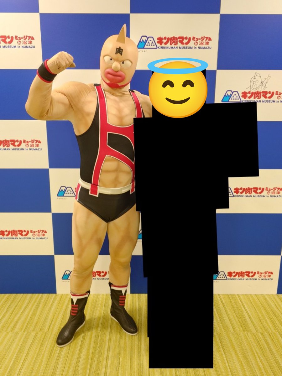 Taka_Sai's tweet photo. まさかキン肉マンと写真を撮れる日が来るなんて…長生きはするもんじゃのぅ…👴
キン肉マンとツーショの時はまだポーズ取ってるけど館長（ミノワマンD・Z選手）に挟まれたら棒立ちになるしかなかった俺を見ろ！
( ﾟдﾟ)ﾊｯ!肉のカーテンすれば良かった！！
#キン肉マンミュージアム https://t.co/ebNifFWJei