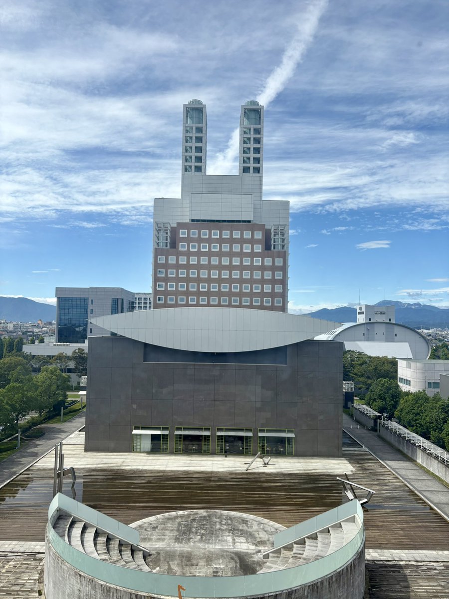 8chi1ho7's tweet photo. 大垣市「長寿を祝う会」の司会を務めさせて頂きました🎤今年は卒寿を迎えられた127名の皆様がご出席されました。大垣少年少女合唱団の皆さをと会場の皆さんが「ふるさと」を一緒に歌う姿にじーん🥹人生の大先輩からたくさんの元気をいただいた一日でした✨　#大垣市　#長寿を祝う会 https://t.co/Ad1o3GaqVd