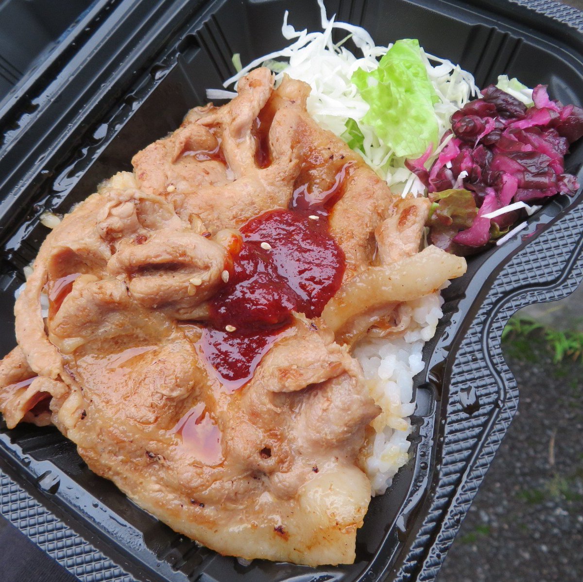 tmk_0310's tweet photo. 今治戦の三ツ沢スタグル
久しぶりにBULLDOG CAFEさんの十勝豚丼にしました🐷辛いソースをトッピングした、通称“赤豚”。やっぱりおいしい😋

豚肉食べて元気に💪 https://t.co/Atv1LEAsSL
