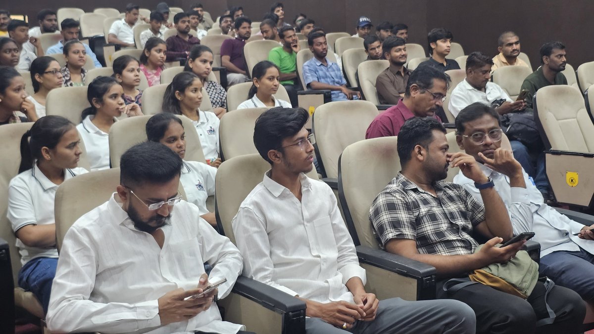 RRPSpeaks's tweet photo. विविध भरती परीक्षेतील पेपरफुटीमुळं त्रस्त असलेल्या #MPSC च्या विद्यार्थ्यांशी नांदेडमध्ये संवाद साधला आणि त्यांच्या वेगवेगळ्या प्रश्नांना उत्तरं दिली. एमपीएससीच्या भ्रष्ट अध्यक्षांचा राजीनामा घेत��्याशिवाय आणि जबाबदारी निश्चित केल्याशिवाय हा कारभार सुधारणार नाही त्यासाठीच पुण्यात विद्यार्थ्यांचं मोठं आंदोलन उभं राहत आहे. शक्य त्यांनी या आंदोलनात सहभागी होण्याचं आवाहन केलं. तसंच विद्यार्थ्यांच्या प्रत्येक अडचणीत त्यांच्यासोबत भक्कमपणे उभं राहण्याचा विश्वासही यावेळी त्यांना दिला.

यावेळी अविनाश राठोड, बाला भैया, संदीप सिरसे, मुरलीधर घुले, सचिन वरपडे, तुषार देशमुख, तात्यारा��� पाटील, नाना पोहरे, आनंद पाटील यांच्यासह राष्ट्रवादी काँग्रेस पक्ष शरदचंद्र पवार पक्षाचे जिल्हाध्यक्ष भगवान पाटील आलेगावकर, नायगाव तालुकाध्यक्ष पांडुरंग शिंदे मांजरमकर, किसान सेलचे जिल्हाध्यक्ष श्याम पाटील कपाळे, कल्पनाताई पाटील, सरोजाताई पाटील उपस्थित होते.

#MPSC  #पेपरफुटी  #विद्यार्थी_संवाद