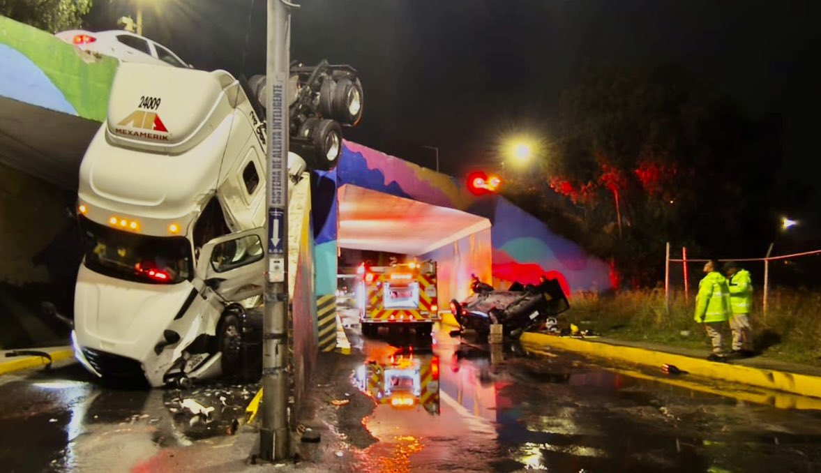 SSPPCSnAndresCH's tweet photo. 🚨🚒  Paramédicos y bomberos de #SanAndrésCholula atendieron la salida de camino de un tractocamión y un automóvil, sobre el Periférico Ecológico hacia la Radial a Zapata, a la altura de Emiliano Zapata.

🧵 1/2 https://t.co/ePXwTBxKYz