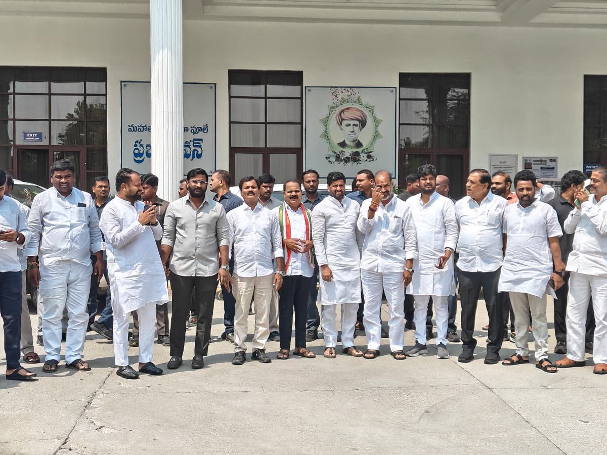 VenkatBalmoor's tweet photo. రంగారెడ్డి జిల్లా షాబాద్ లో BRS ఎమ్మెల్యే జగదీశ్ రెడ్డి అక్రమంగా ఆక్రమించిన ఇనామ్ భూములను పరిశీలించడానికి షాబాద్ కు బయలుదేరిన కాంగ్రెస్ ఎంపీలు, ఎమ్మెల్సీలు, ఎమ్మెల్యేలు.
#Adminpost https://t.co/DWeVMv4NBj