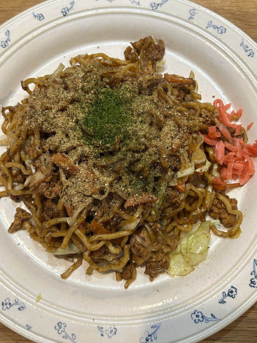 tamao_world's tweet photo. 昨日のワークショップで作った自家製肉かす（ラードの副産物）で富士宮焼きそば。
肉かす、天かす、豚肉をラードで炒めてカリカリにして、だし粉と青のりをたっぷり。至福のお味🤤 https://t.co/bOg4YTekQW