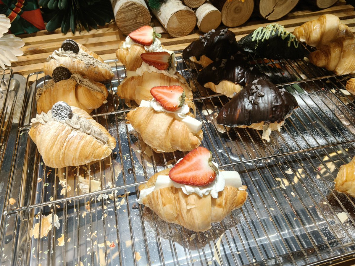Cornel69Rons's tweet photo. Just pulled the flakiest croissants from the oven! Warm buttery aroma filling the kitchen, crispy layers crunching with every bite—best weekend bake win ever https://t.co/Wjlq4gsPy9