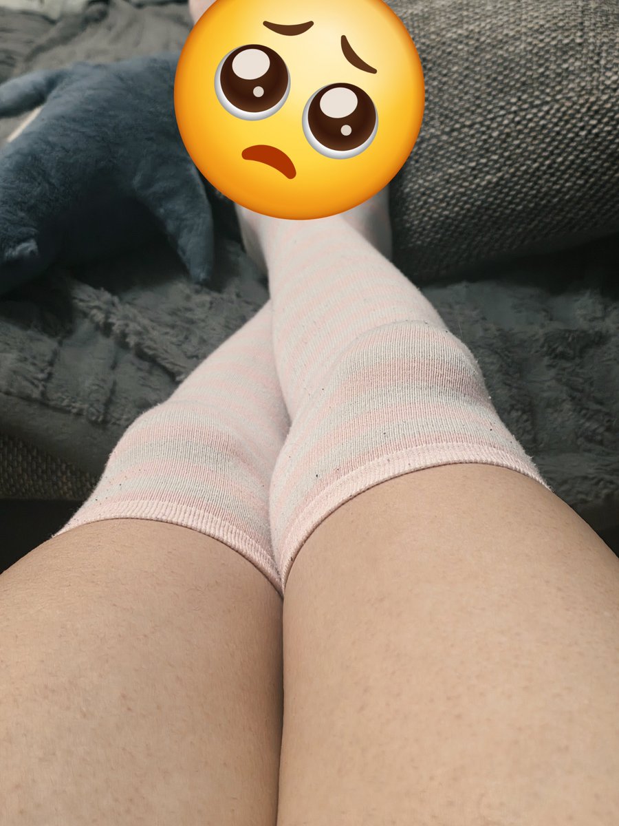 Xyliathin's tweet photo. Meow meow :3
Feelin' lil bit gay and cute :3
The shork is looking away OwO

#femboy #thighhighs #cute #cuddle https://t.co/P1o2VMQ34y
