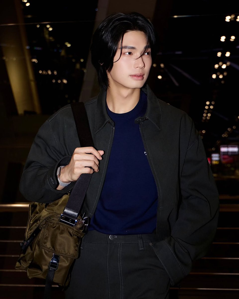 winstyle_wmp's tweet photo. IG ellementhailand

Heading to Milan! วิน-เมธวิน โอภาสเอี่ยมขจร แบรนด์แอมบาสเดอร์คนสำคัญของ Prada มุ่งหน้าสู่มิลานเพื่อร่วมชมแฟชั่นโชว์คอลเล็กชั่น Spring-Summer 2027 Womenswear ที่จะจัดขึ้นในวันที่ 22 กันยายน เวลา 19.00 น. ตามเวลาประเทศไทย พร้อมติดตามชมโชว์แบบสดๆ ผ่านทาง Prada Thailand LINE Official Account

สำหรับลุคเดินทางครั้งนี้ วินปรากฏตัวในแจ็กเก็ตเดนิมบลูซงสีเขียวเข้มที่จับคู่มากับกางเกงเข้าชุด ก่อนเติมเต็มลุคด้วยกระเป๋า Prada Explore วัสดุ Re-Nylon ในเฉดสีใหม่ สะท้อนภาพลักษณ์เรียบเท่ในแบบฉบับของ Prada

WIN BOUND FOR MILAN

#PRADASS27xWIN #PRADASS27
#Prada #PradaxWin #winmetawin 
@Prada @winmetawin