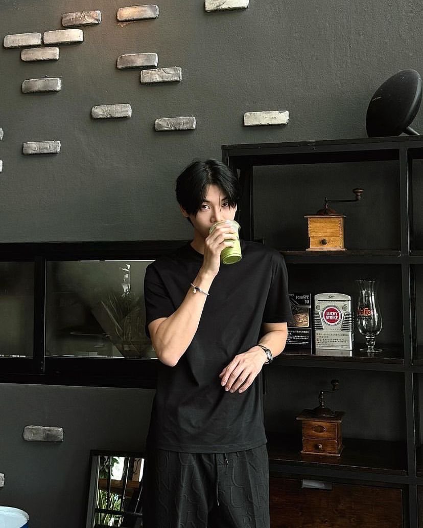 oomoyw_'s tweet photo. “มัทฉะลาเต้ได้แล้วครับ”

“ผมสั่งแค่มัทฉะลาเต้ แต่ยิ้มหวานๆนี่ไม่ได้สั่งนะครับ”

“เป็นเมนูพิเศษสำหรับแฟนเจ้าของร้านน่ะครับ” https://t.co/zBZOi4mDO8