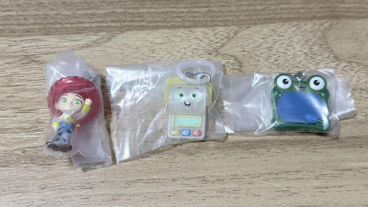 R_m_9517's tweet photo. 梅田歩いてたらトイストーリーのめじるし列に遭遇したので回してきた！
スマーティパンツは自引きできなかったけど、近くにいた人が交換してくれたーー🥰 https://t.co/sNTsMcHFDs