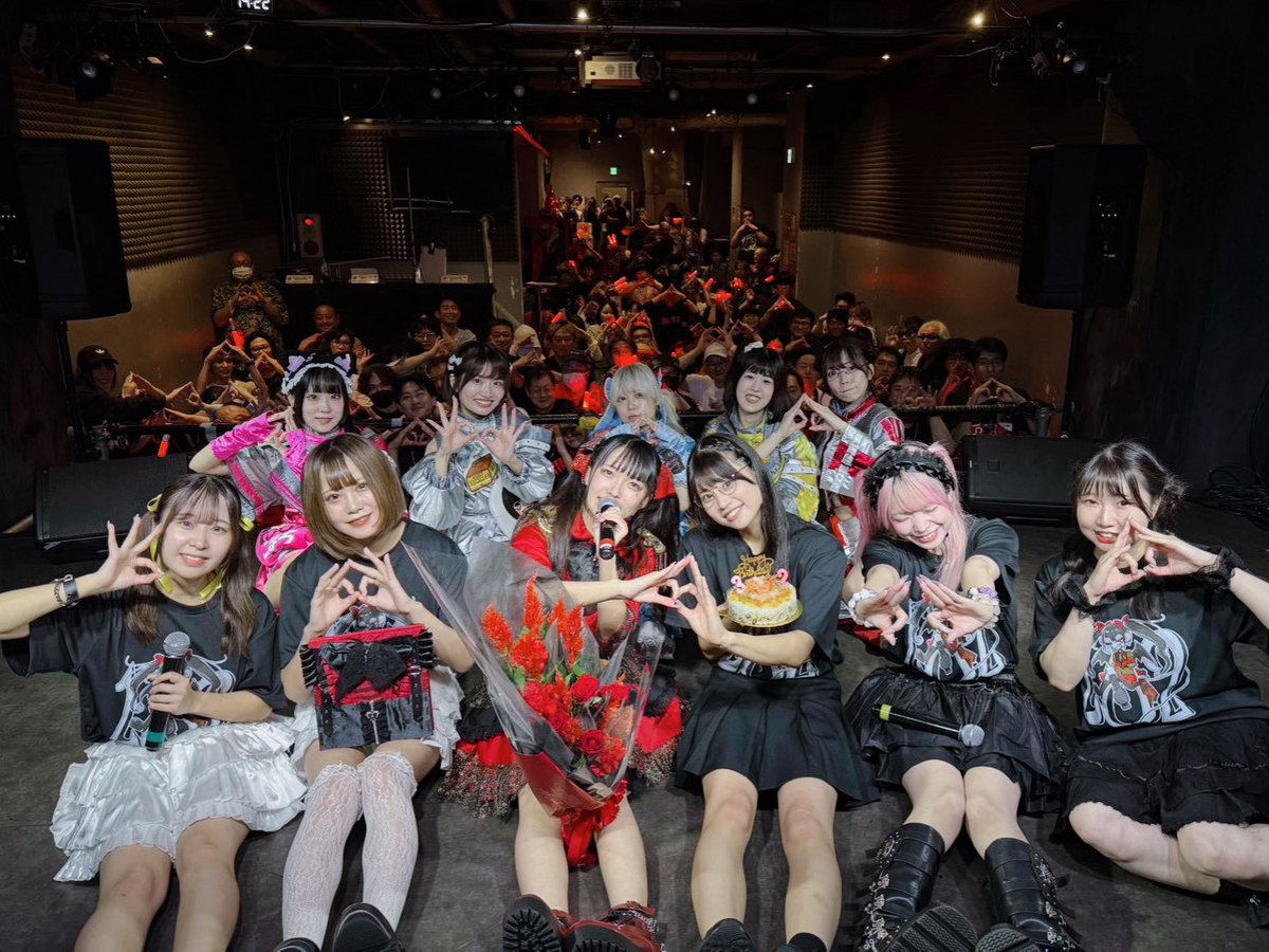 maimu_htk's tweet photo. 私のアイドル人生最後の生誕祭‼️

最高の景色を見せてくれて
本当に本当にありがとう！！！

ファンの皆も出演者の皆さんも
スタッフの皆さんもこの大雨の中、
この場所に集まってくれた事に感謝✨

そしていろんな準備もありがと‼️
お花もベンチも垂れ幕もメセカも
たくさんの赤サイリウムもケーキも
何もかもずっと嬉しくて幸せだった！

物販がバタバタだったのだけが
本当にとても申し訳なかったので、
次回ライブに来てくれた時には
今日の感想とかゆっくり話そうな😭✨
もう勝手に話しかけにいくね(？)

(あと半年の内にまた会いに来て貰う
口実ができたと思う事にする…🥹
また絶対会おうね！！皆大好き！！)

今日は本当にありがとう！！！
皆とにかく気をつけて帰って！！
帰れなくなった人はマジでごめん！！