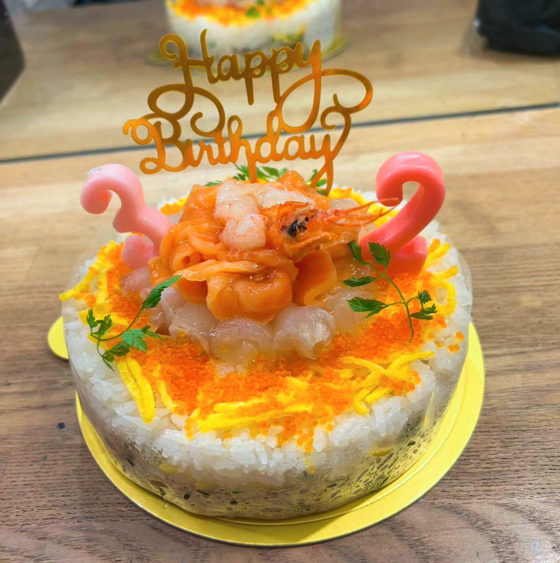 maimu_htk's tweet photo. 私のアイドル人生最後の生誕祭‼️

最高の景色を見せてくれて
本当に本当にありがとう！！！

ファンの皆も出演者の皆さんも
スタッフの皆さんもこの大雨の中、
この場所に集まってくれた事に感謝✨

そしていろんな準備もありがと‼️
お花もベンチも垂れ幕もメセカも
たくさんの赤サイリウムもケーキも
何もかもずっと嬉しくて幸せだった！

物販がバタバタだったのだけが
本当にとても申し訳なかったので、
次回ライブに来てくれた時には
今日の感想とかゆっくり話そうな😭✨
もう勝手に話しかけにいくね(？)

(あと半年の内にまた会いに来て貰う
口実ができたと思う事にする…🥹
また絶対会おうね！！皆大好き！！)

今日は本当にありがとう！！！
皆とにかく気をつけて帰って！！
帰れなくなった人はマジでごめん！！