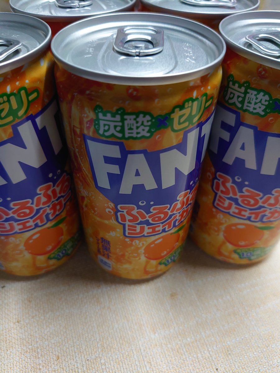 FANTA0906's tweet photo. 今日スーパー寄ったら
超嬉しい物が😍
ふるふるシェイカーのオレンジ味出てるやん♪
グレープ味は前に復活してたけど大好きなオレンジ出ないかなぁ…って待ってた🤟
とりあえず５本買った♪
キンキンに冷やして明日飲むの楽しみ😍
#ふるふるシェイカー
#ファンタオレンジ
#ファンタオレンジ大好き https://t.co/CuOg7ESnfe