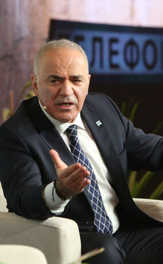DakdaR22's tweet photo. - Garry Kasparov:

"I said in 2014 that Putin would try to destroy Ukraine if he could not control it. He is losing and lashing out, but allowing him to win would be far worse. 

The only response is to help Ukraine achieve victory and territorial integrity.
The free world has every advantage ...."

............
Yes, this is true...!
I agree..