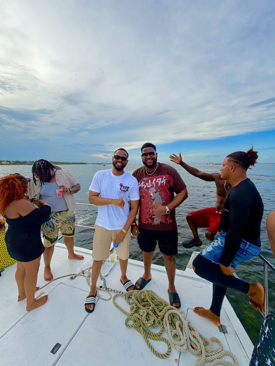 Kecyy's tweet photo. Living the dream with those that matter❤️

Good morning future billionaires✨✨✈️ https://t.co/Su5ccHMfN6